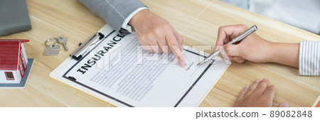 Insurance concept the selling broker reading the contract of purchasing house to his customer 89082848