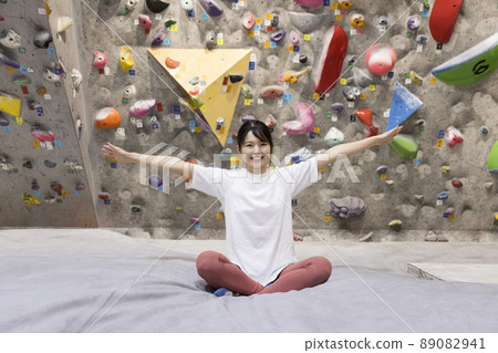 Young woman bouldering Young woman bouldering 89082941