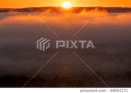 Kushiro Marsh Asahi illuminates the sea of clouds 89083171