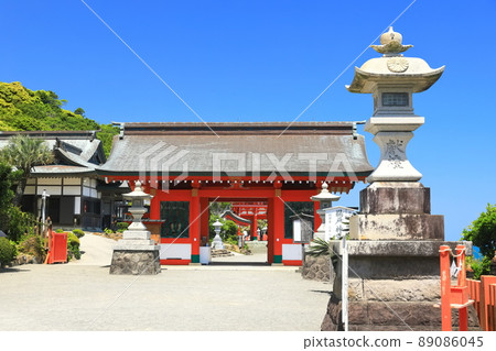 [Miyazaki Prefecture] Udo Shrine (Jinmon) under fine weather 89086045
