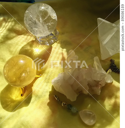 陽光下的天然石 89086189