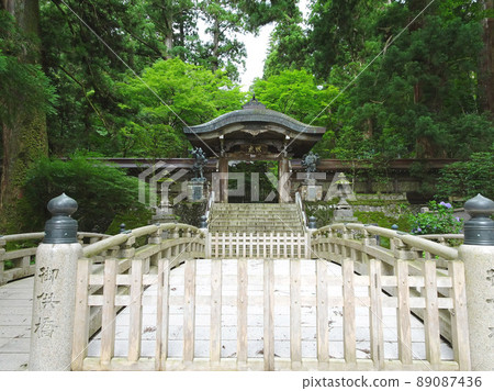Barrier gate at the back of the bridge [Daiyuzan Saijoji] / Minamiashigara City, Kanagawa Prefecture 89087436