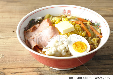 濃味噌黃油玉米拉麵配炒蔬菜、叉燒和煮雞蛋 89087829