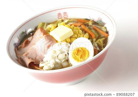 炒蔬菜、叉燒和濃郁的味噌黃油玉米拉麵,白色背景上有煮雞蛋 炒蔬菜、叉燒和濃郁的味噌黃油玉米拉麵,白色背景上有煮雞蛋 89088207