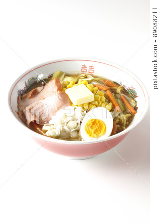 炒蔬菜、叉燒和濃郁的味噌黃油玉米拉麵，白色背景上有煮雞蛋 89088211