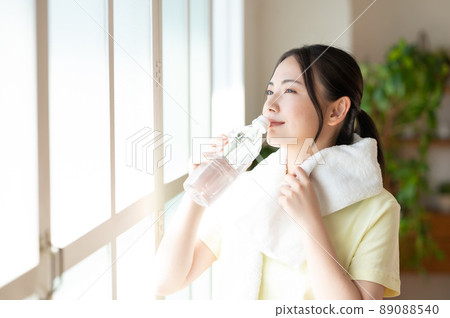 婦女在窗邊補充窗戶 婦女在窗邊補充窗戶 89088540