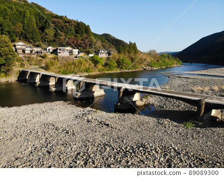 Scenery of the indoor submersible bridge in Shimanto City, Kochi Prefecture 89089300