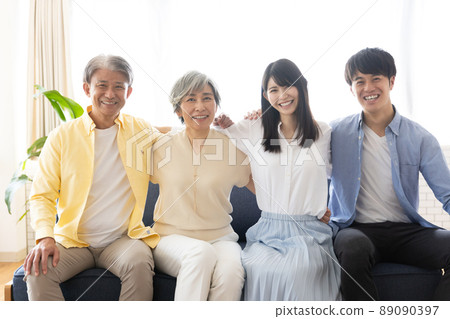 兩戶人家在客廳排隊 兩戶人家在客廳排隊 89090397