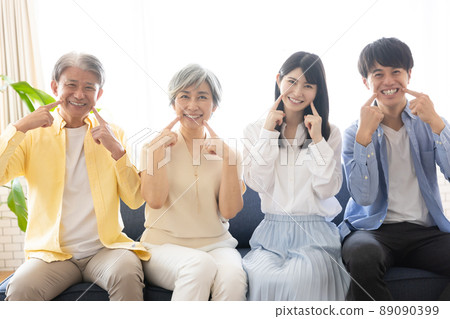 兩戶人家在客廳排隊 兩戶人家在客廳排隊 89090399