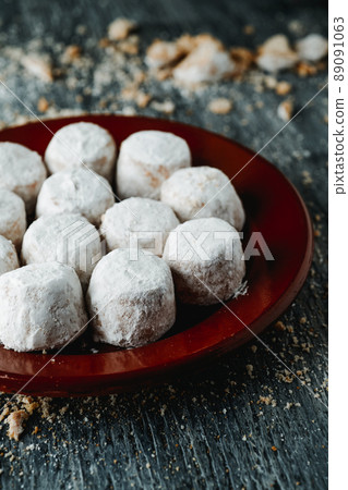 a plate with spanish mantecados nevados 89091063