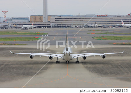 客機駛向跑道 噴氣式飛機 機場旅行圖像 出發圖像 89092125