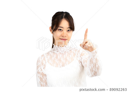 一位年輕女子在舉起食指的姿勢 一位年輕女子在舉起食指的姿勢 89092263