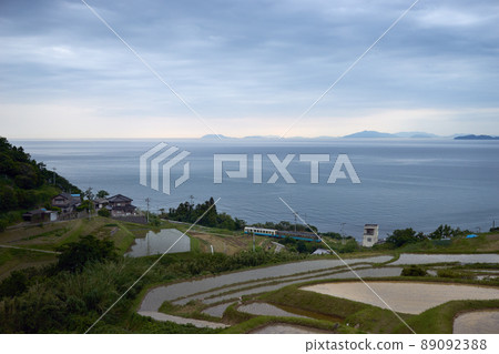 種植水稻的梯田和可以看到瀨戶內海的鄉村 89092388