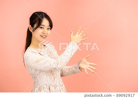 一名年輕女子支持 一名年輕女子支持 89092917