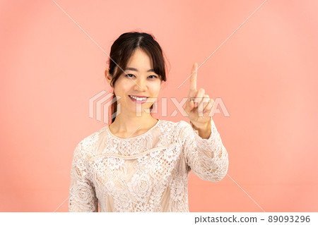 一位年輕女子在舉起食指的姿勢 89093296