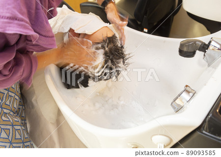 在美容院洗頭的小學生 在美容院洗頭的小學生 89093585