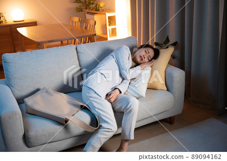Business woman sleeping on the sofa (sleep / fatigue / night) 89094162