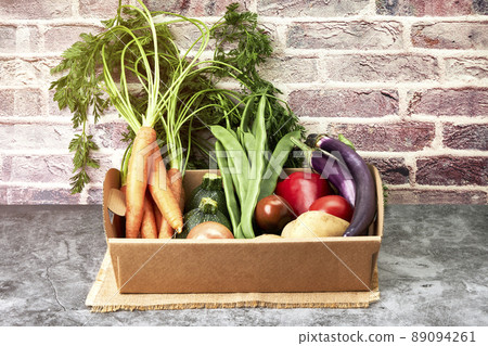 Cardboard box full of fresh vegetables. Vegetarian and vegan food Cardboard box full of fresh vegetables. Vegetarian and vegan food 89094261