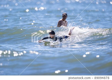 Parents and children surfing in the Shonan sea Parents and children surfing in the Shonan sea 89094878