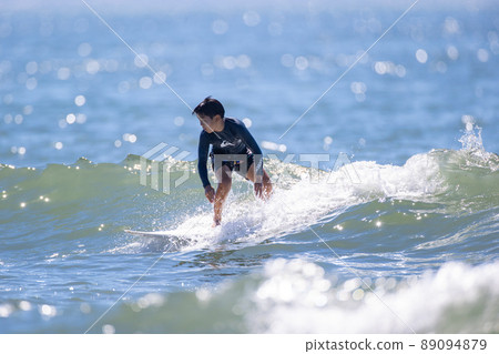 在湘南海衝浪的少年 89094879