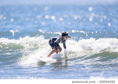 在湘南海衝浪的少年 89094880