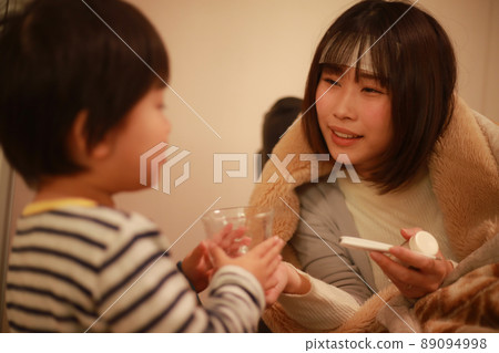 身體不適的母親從她的孩子那裡喝水 身體不適的母親從她的孩子那裡喝水 89094998
