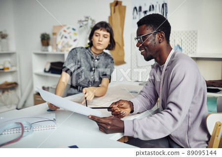 Tailor Talking to Customer Tailor Talking to Customer 89095144