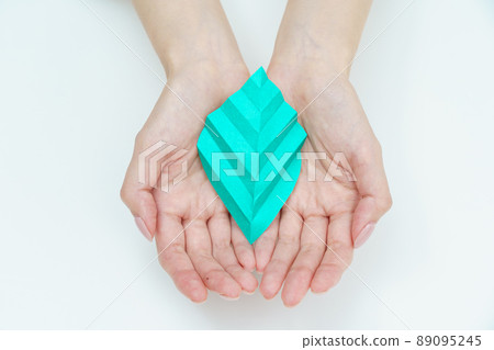 摺紙的女人的手 摺紙的女人的手 89095245