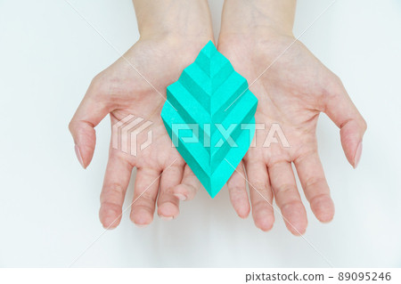 摺紙的女人的手 89095246