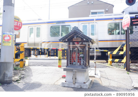 鐵路道口前的地藏 鐵路道口前的地藏 89095956