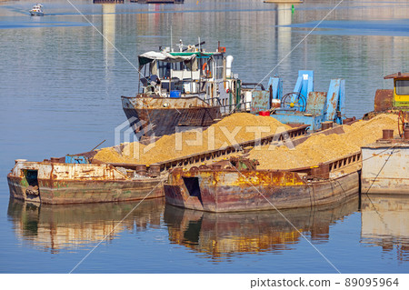 Barges With Aggregate Barges With Aggregate 89095964
