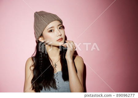 Cool portrait of a young woman in street fashion 89096277