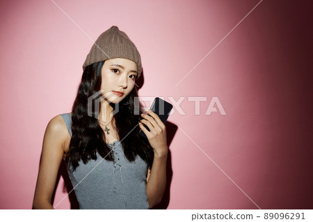 街頭時尚年輕女子的酷肖像 89096291