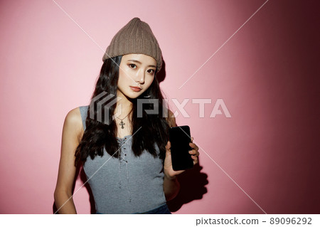 街頭時尚年輕女子的酷肖像 街頭時尚年輕女子的酷肖像 89096292