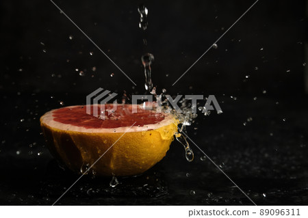 half a grapefruit in drops of water 89096311