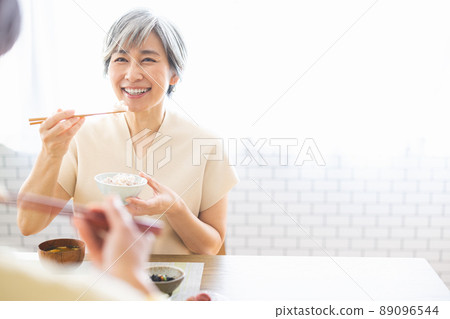 一對夫婦用餐 89096544