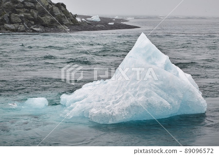 Iceberg melting at sea 89096572