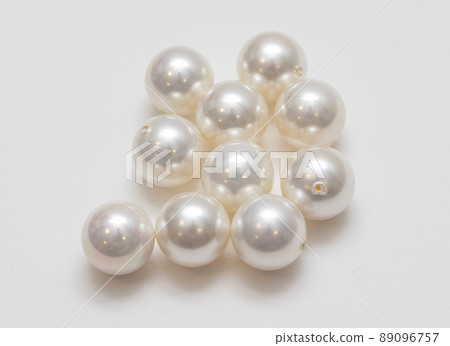 White Artificial Pearls White Artificial Pearls 89096757
