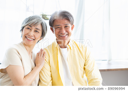擁抱的夫婦 89096994