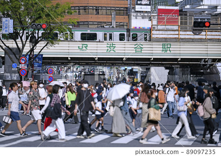 Japan's Tokyo cityscape XE, threat of new mutant strains ..., Shibuya is a threatening crowd. 7th wave ... Nightmare again ... = April 25 89097235