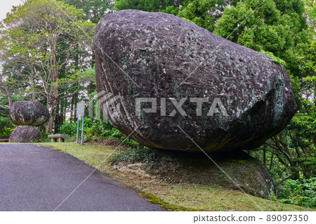 Kawahira's giant stones 89097350