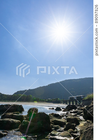 JR九州日南線地方特快海幸山幸行駛在宮崎縣日南市山王的熊谷川大橋上，在日南海岸上鋪滿了湛藍的天空 89097826