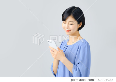Bust up of business woman who operates smartphone 89097988