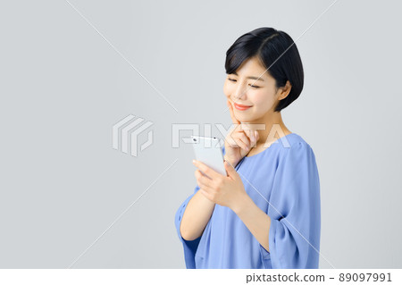 Bust up of business woman who operates smartphone 89097991