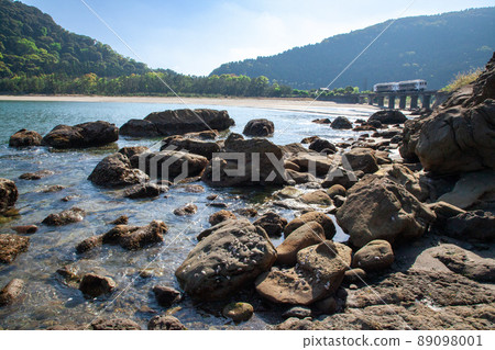 JR九州日南線地方特快海幸山幸行駛在宮崎縣日南市山王的熊谷川大橋上,在日南海岸上鋪滿了湛藍的天空 JR九州日南線地方特快海幸山幸行駛在宮崎縣日南市山王的熊谷川大橋上,在日南海岸上鋪滿了湛藍的天空 89098001