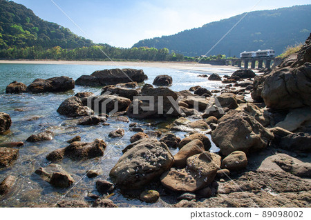 JR九州日南線地方特快海幸山幸行駛在宮崎縣日南市山王的熊谷川大橋上,在日南海岸上鋪滿了湛藍的天空 JR九州日南線地方特快海幸山幸行駛在宮崎縣日南市山王的熊谷川大橋上,在日南海岸上鋪滿了湛藍的天空 89098002
