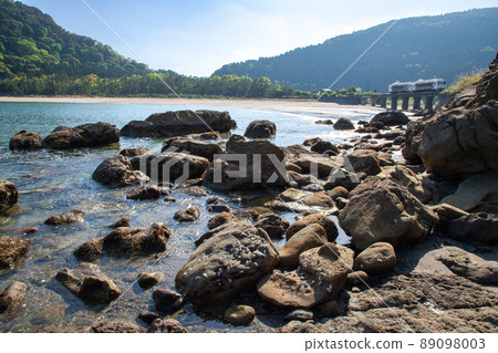 JR九州日南線地方特快海幸山幸行駛在宮崎縣日南市山王的熊谷川大橋上,在日南海岸上鋪滿了湛藍的天空 JR九州日南線地方特快海幸山幸行駛在宮崎縣日南市山王的熊谷川大橋上,在日南海岸上鋪滿了湛藍的天空 89098003