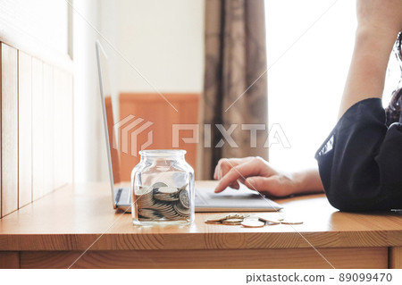 一個女人在電腦上查錢 89099470