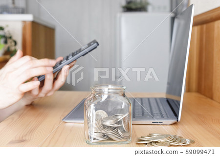 一個在電腦前敲擊計算器的女人。 89099471