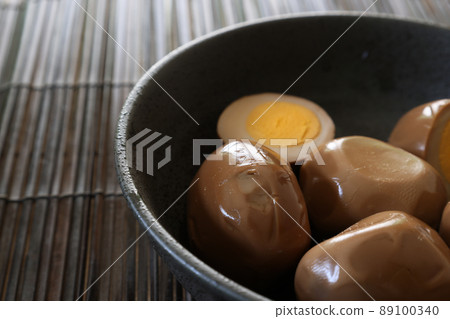 黑色餐具中的調味雞蛋 黑色餐具中的調味雞蛋 89100340